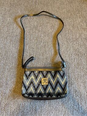 Miss Me Chevron Sequin Crossbody in Black and Gold